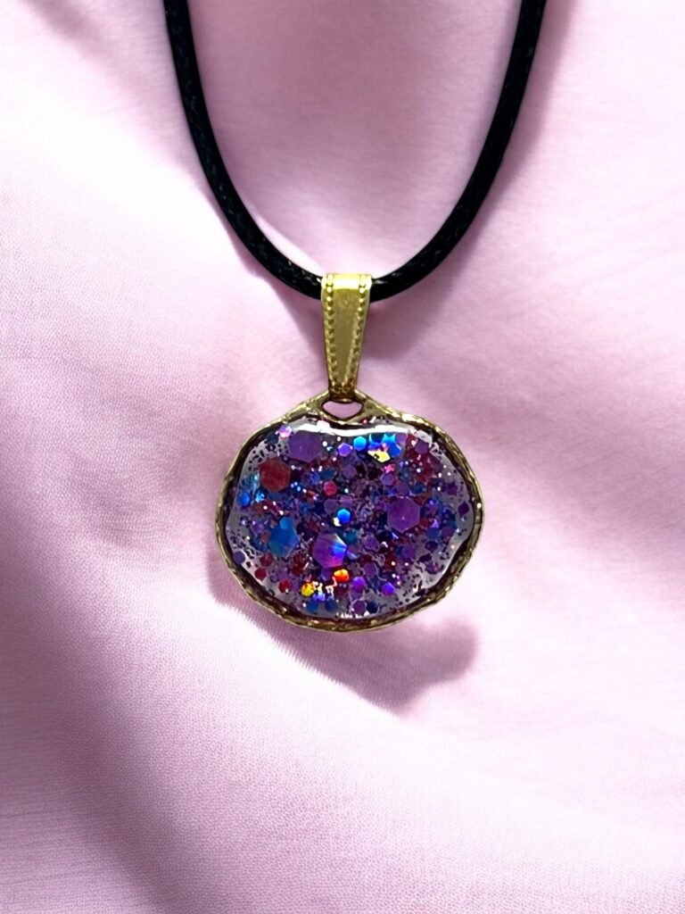 Collier contour cercle violet