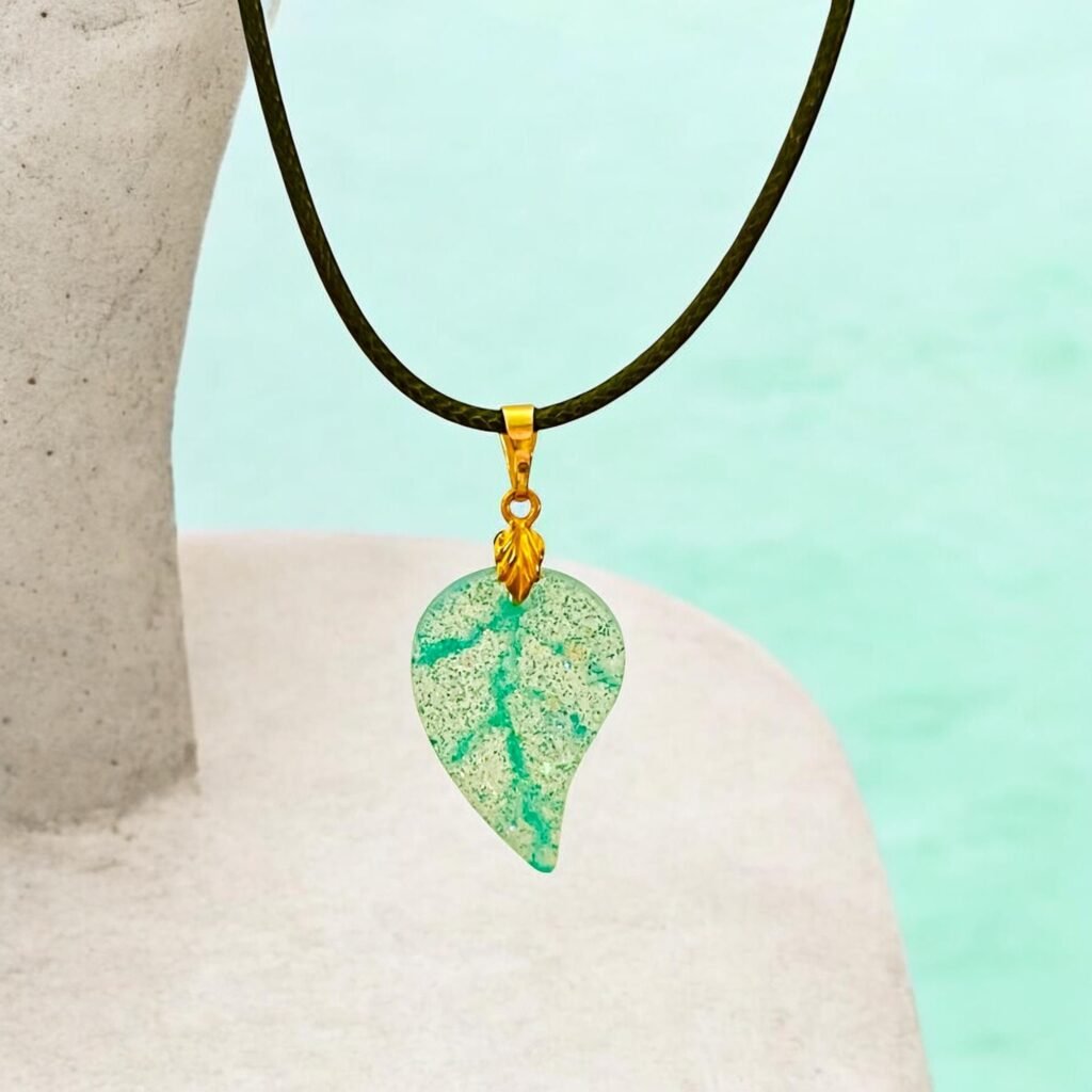 Collier feuille verte
