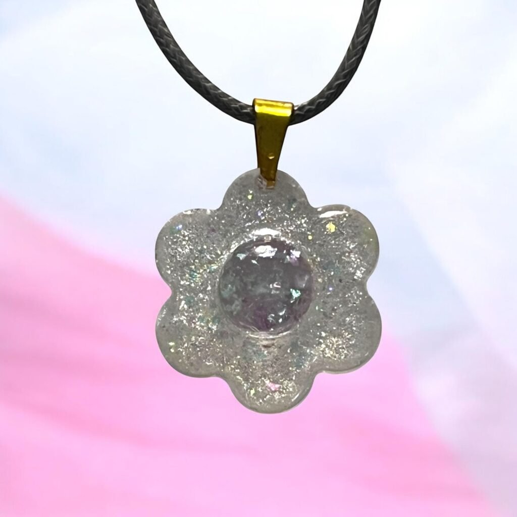 Collier fleur blanche