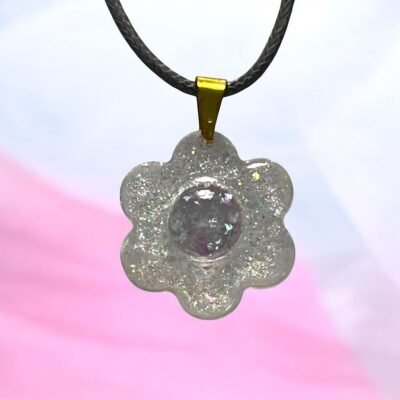 Collier fleur blanche