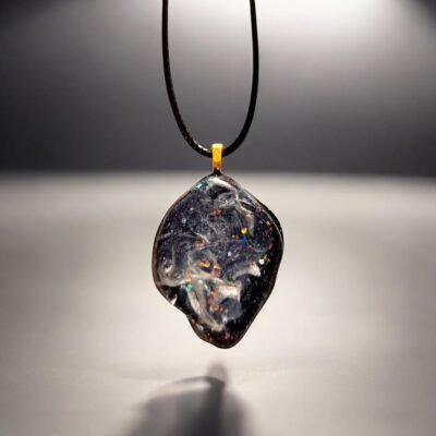 Collier noir nuages blancs