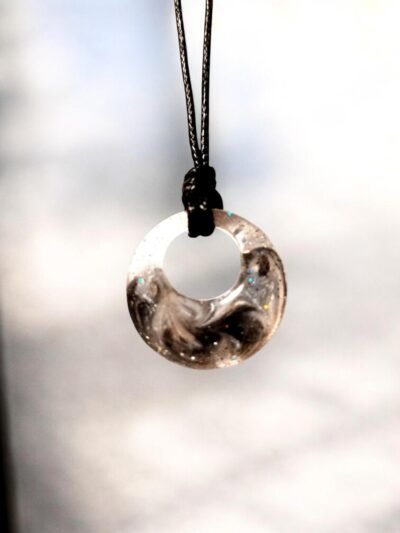 Collier anneau nuages noirs et blancs