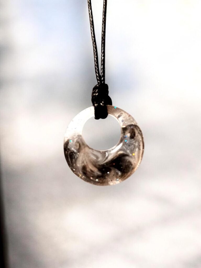 Collier anneau nuages noirs et blancs