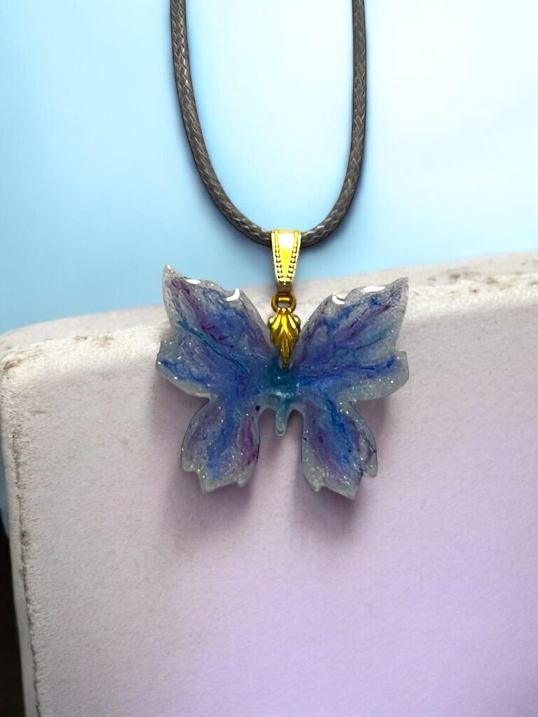 Collier papillon bleu violet