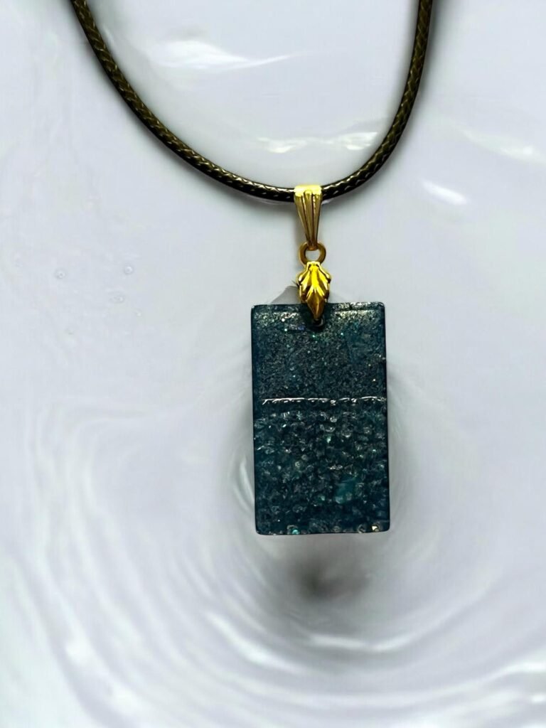 Collier rectangle texturé vert bouteille