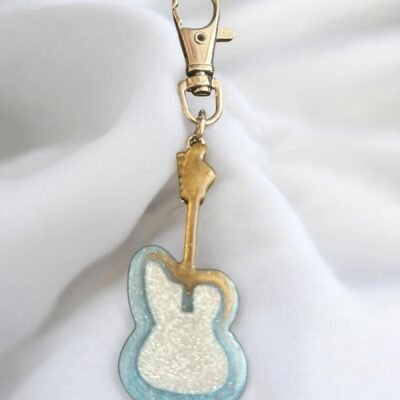 Porte clé guitare blanche et bleu