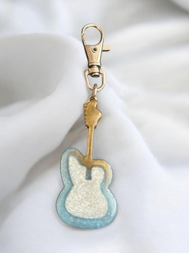Porte clé guitare blanche et bleu