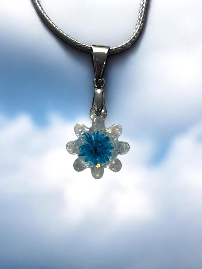 Collier fleur naturelle bleue