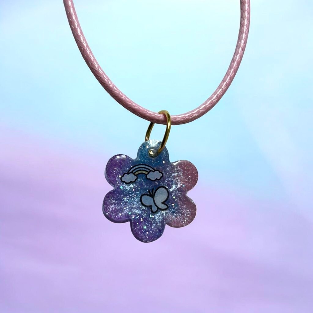 Collier fleur papillon arc en ciel