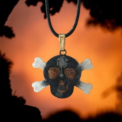 Collier tête de mort maudite