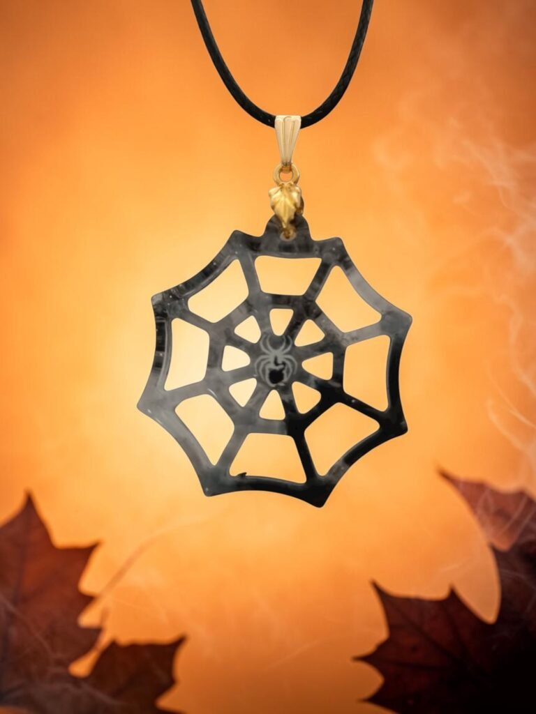 Collier toile maléfique