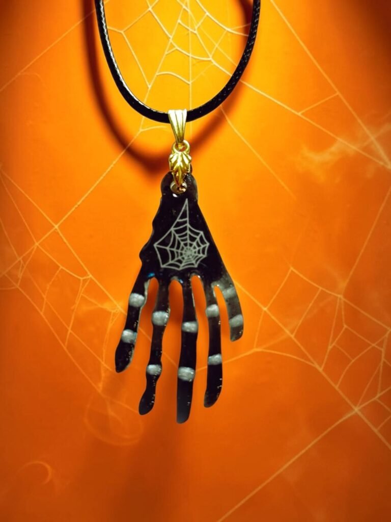 Collier main des ombres